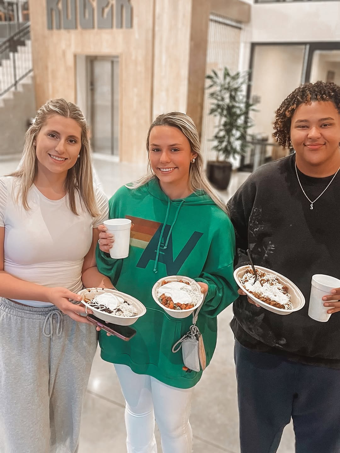 \u2728Friendsgiving\u2728\nWe hope you enjoyed your Chipotle! \ud83c\udf7d\ufe0f\n\u2b07\ufe0fTag the bestie you're greatful for\ud83e\udd79\ud83c\udf1f\n\n